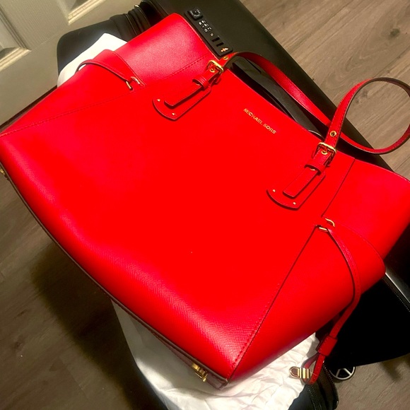 - Micheal Kors Tote Bag - Picture 3 of 6